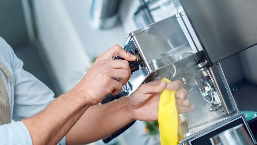 Chuẩn bị dụng cụ trước khi vệ sinh máy pha cà phê
