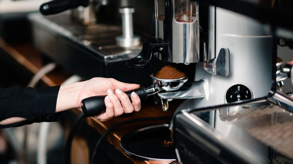Chi tiết các bước vệ sinh máy pha cà phê