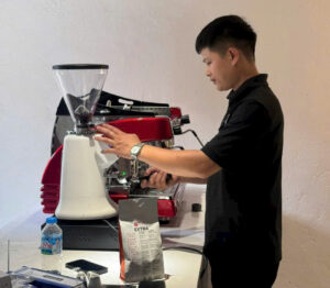 Lắp đặt máy pha và bộ lọc nước Fluux cho máy pha cà phê